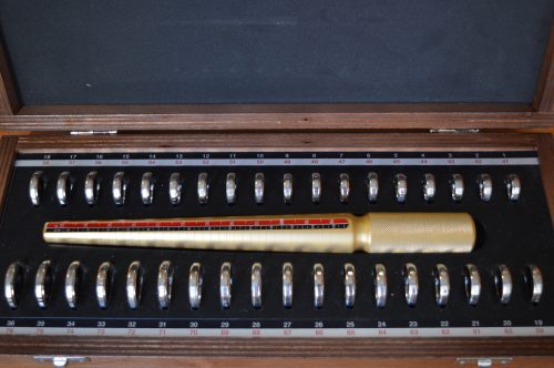 Misura anelli in scatola di legno