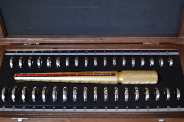 Misura anelli in scatola di legno